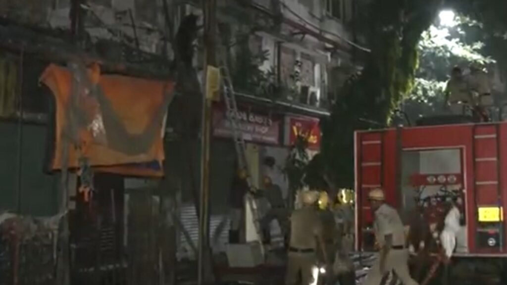 kolkata-fire:-कोलकाता-के-होटल-में-लगी-भीषण-आग,-14-की-मौत,-जान-बचाने-के-लिए-बिल्डिंग-से-कूदे-लोग
